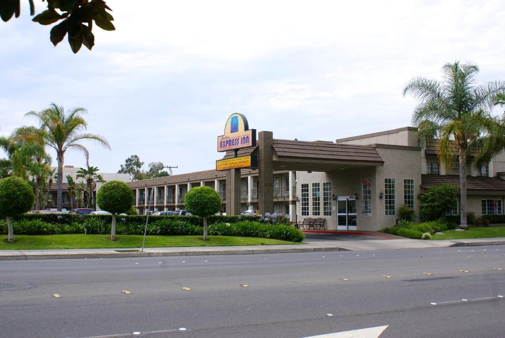 Queens Inn Anaheim Exterior photo